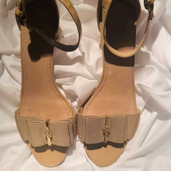 Tory Burch Trudy Nude Patent Bow Sandals - Picture 4 of 12
